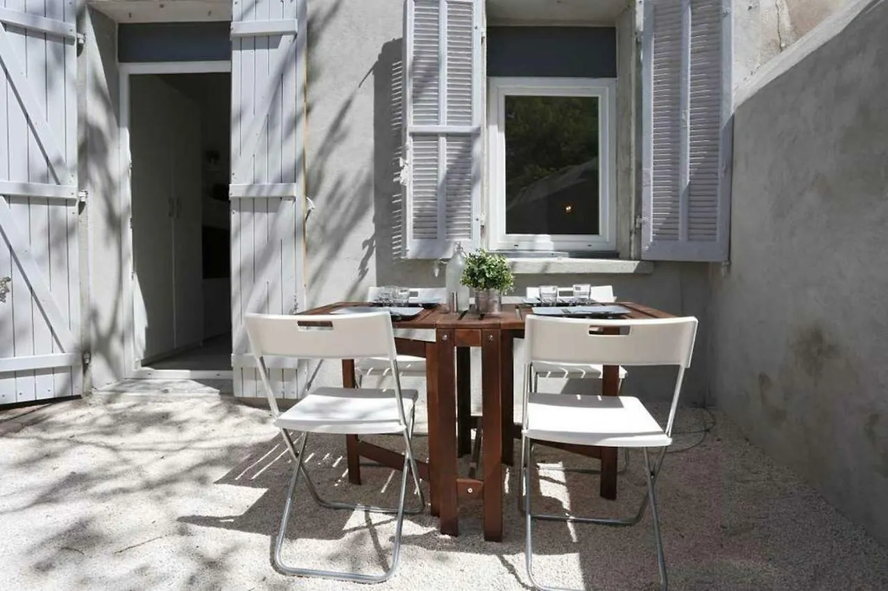 Gregbnb - Studio Terrasse - Parking Inclus - Climatise - 15Min Gare Toulon 0*,  France