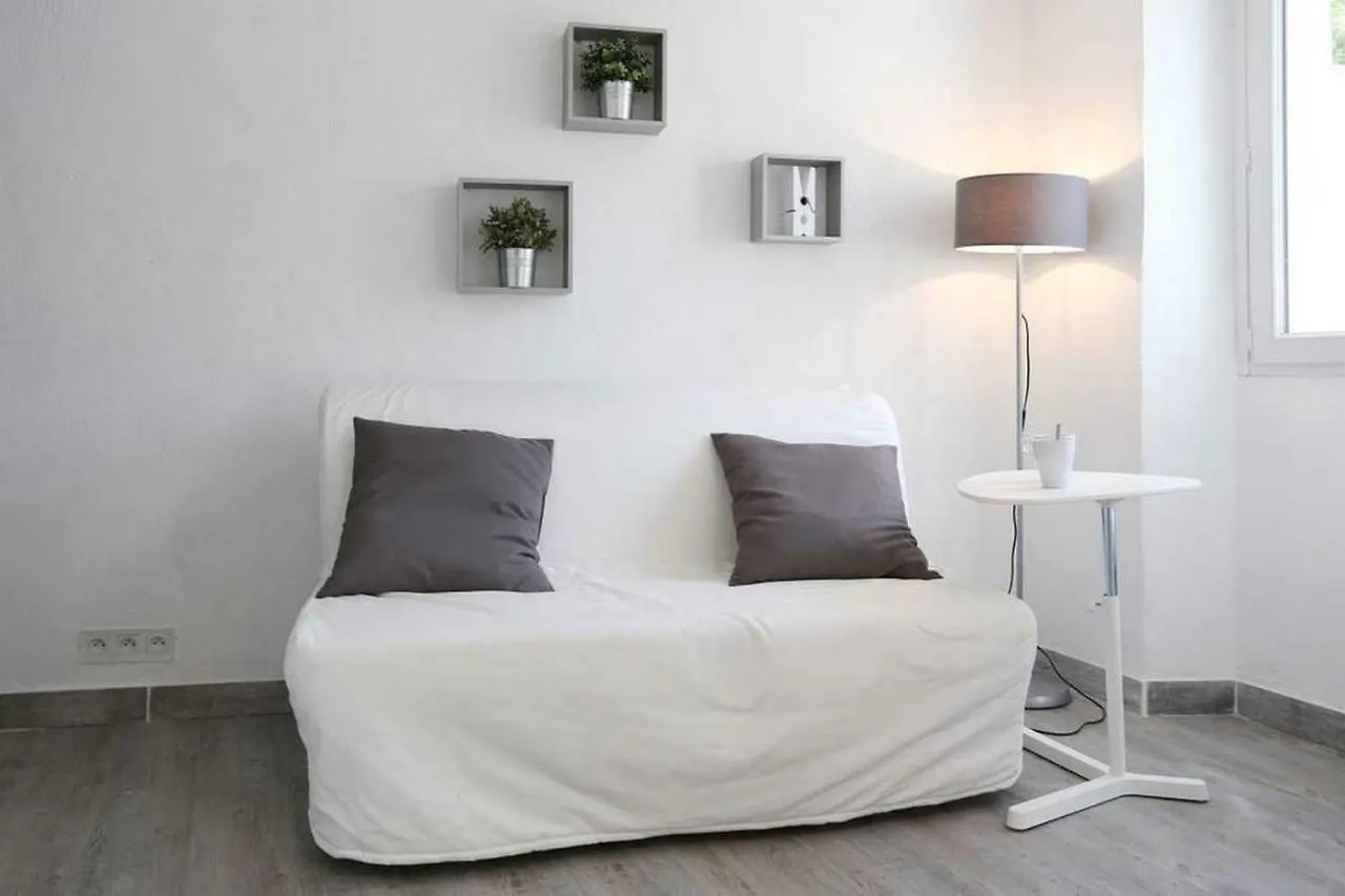 GregBnb - Studio Terrasse - PARKING INCLUS - CLIMATISÉ - 15min Gare Toulon 0*,  France