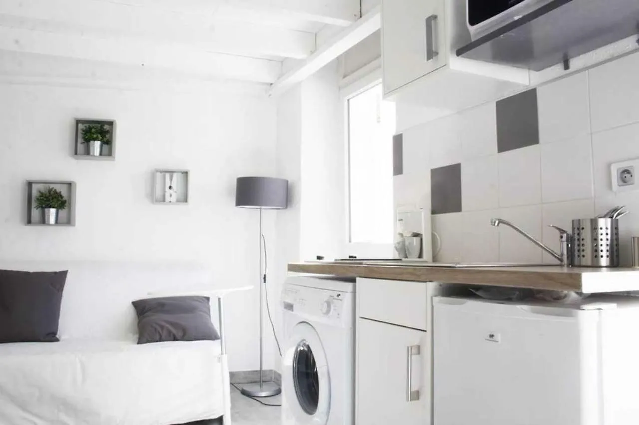 Gregbnb - Studio Terrasse - Parking Inclus - Climatise - 15Min Gare Toulon 0*,  France