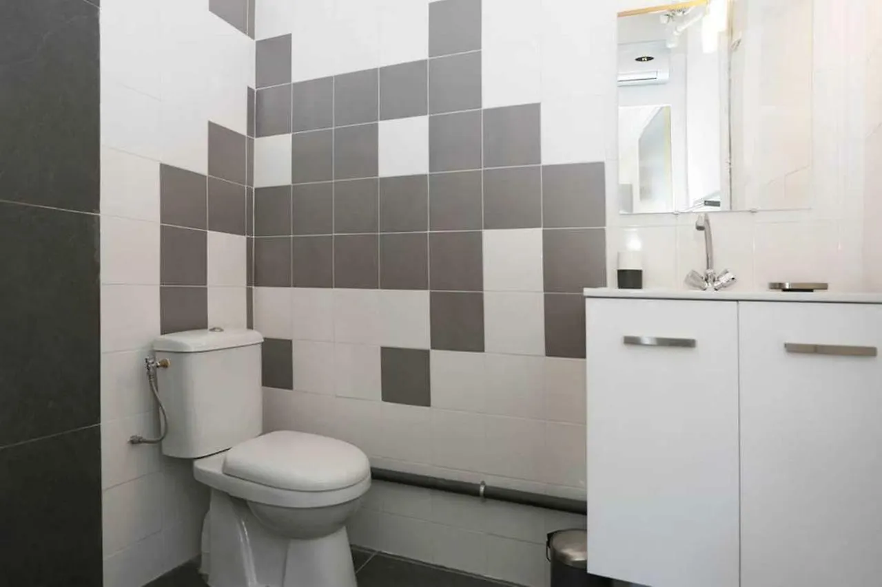 Appartement GregBnb - Studio Terrasse - PARKING INCLUS - CLIMATISÉ - 15min Gare Toulon